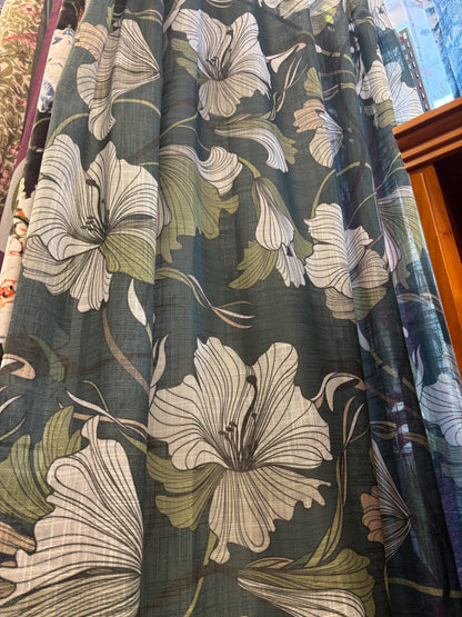 Lilly multi-length green. 140x250cm